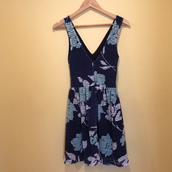 Lab Design Dress - Picture 2 of 4